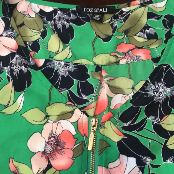 Roz & Ali 2X sleeveless zippered green floral blouse - Picture 3 of 4